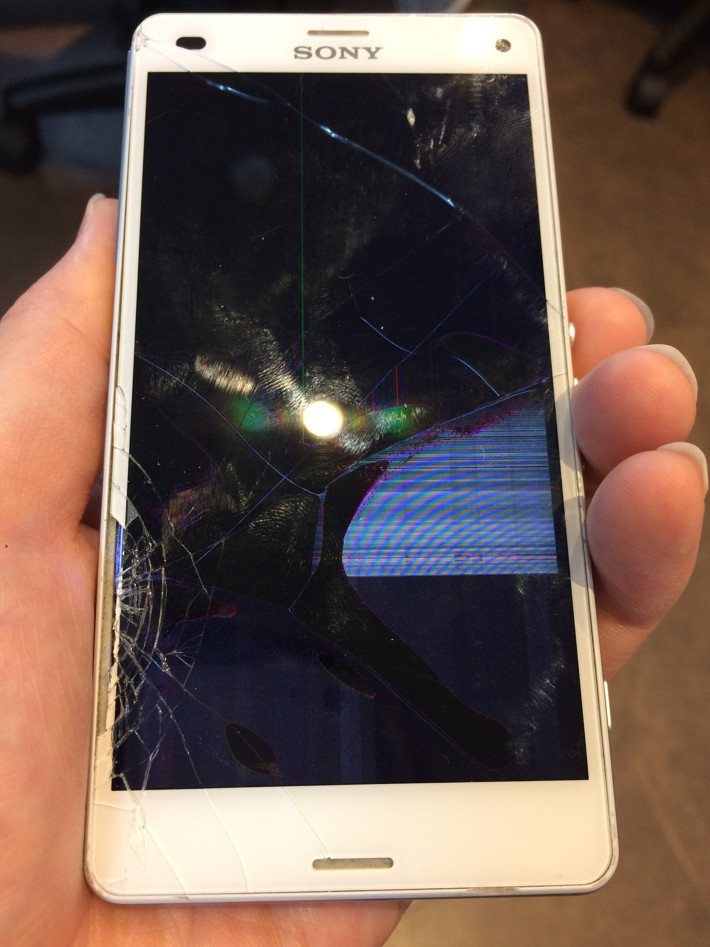 自己修理失敗 液晶壊れ Xperia Z3compactガラス 液晶交換修理 Xperia Galaxy Zenfone Huawei Nexus修理のアンドロイドホスピタル