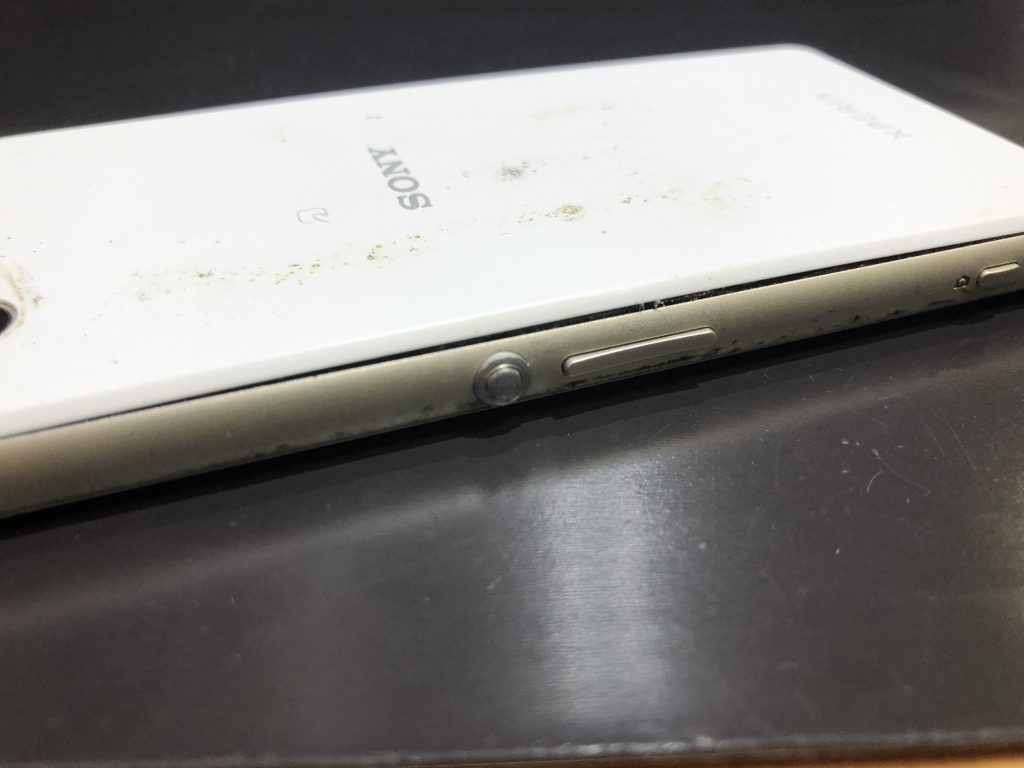 Xperiaj1compactの電池が膨張してフタが浮いてきている バッテリー交換修理で改善しました Xperia Galaxy Zenfone Huawei Nexus修理のアンドロイドホスピタル