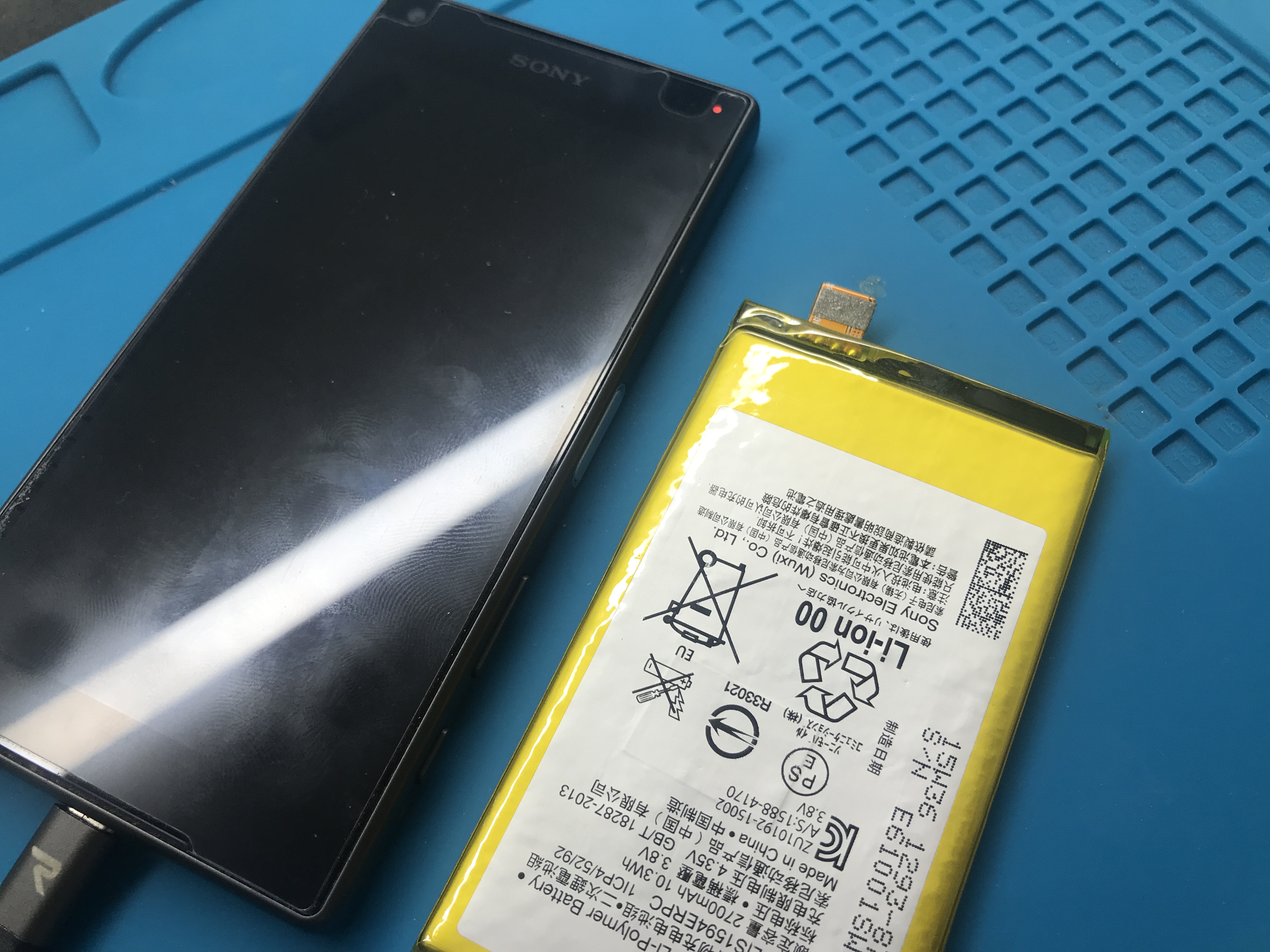 Xperia Z5 Compact So 02h バッテリー交換をしました 充電の減りが早いのはバッテリーの劣化が原因です Xperia Galaxy Aquos Zenfone Huawei修理のアンドロイドホスピタル