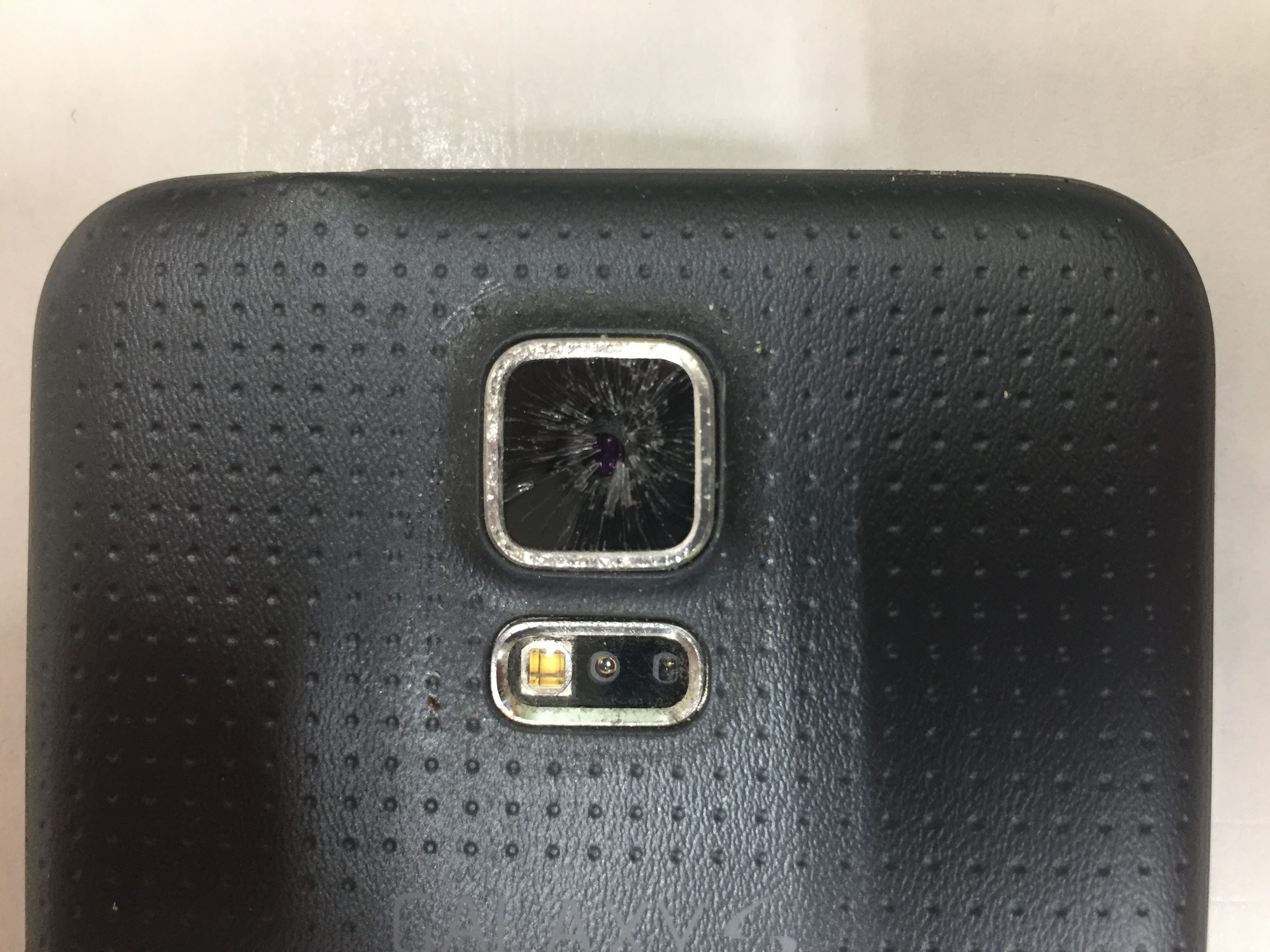 スマホを落としたら カメラのレンズが割れた Xperia Galaxy Aquos Zenfone Huawei修理のアンドロイドホスピタル