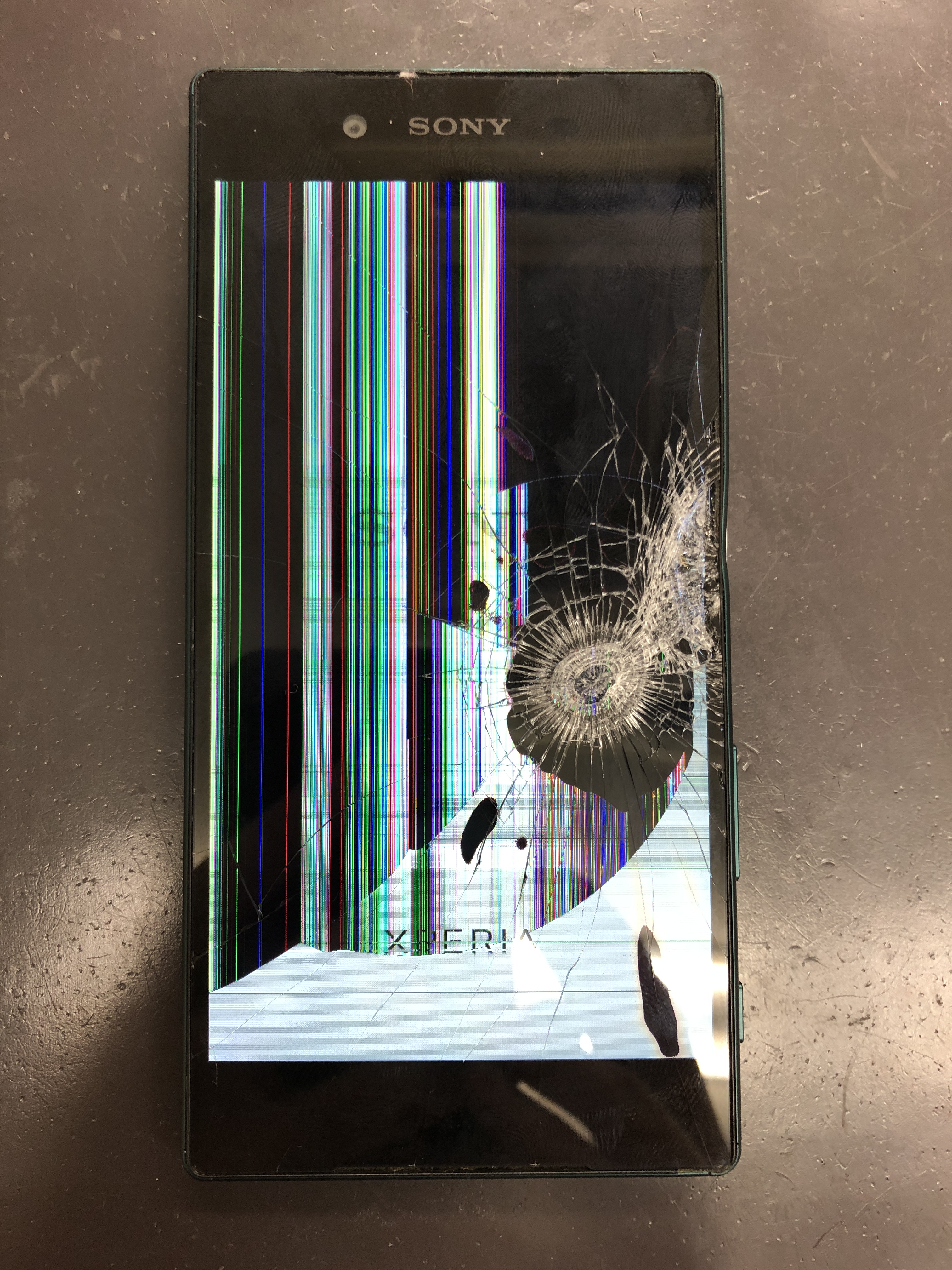 Androidスマホの画面にヒビ割れが 放置してしまうと Xperia Galaxy Aquos Zenfone Huawei修理のアンドロイドホスピタル