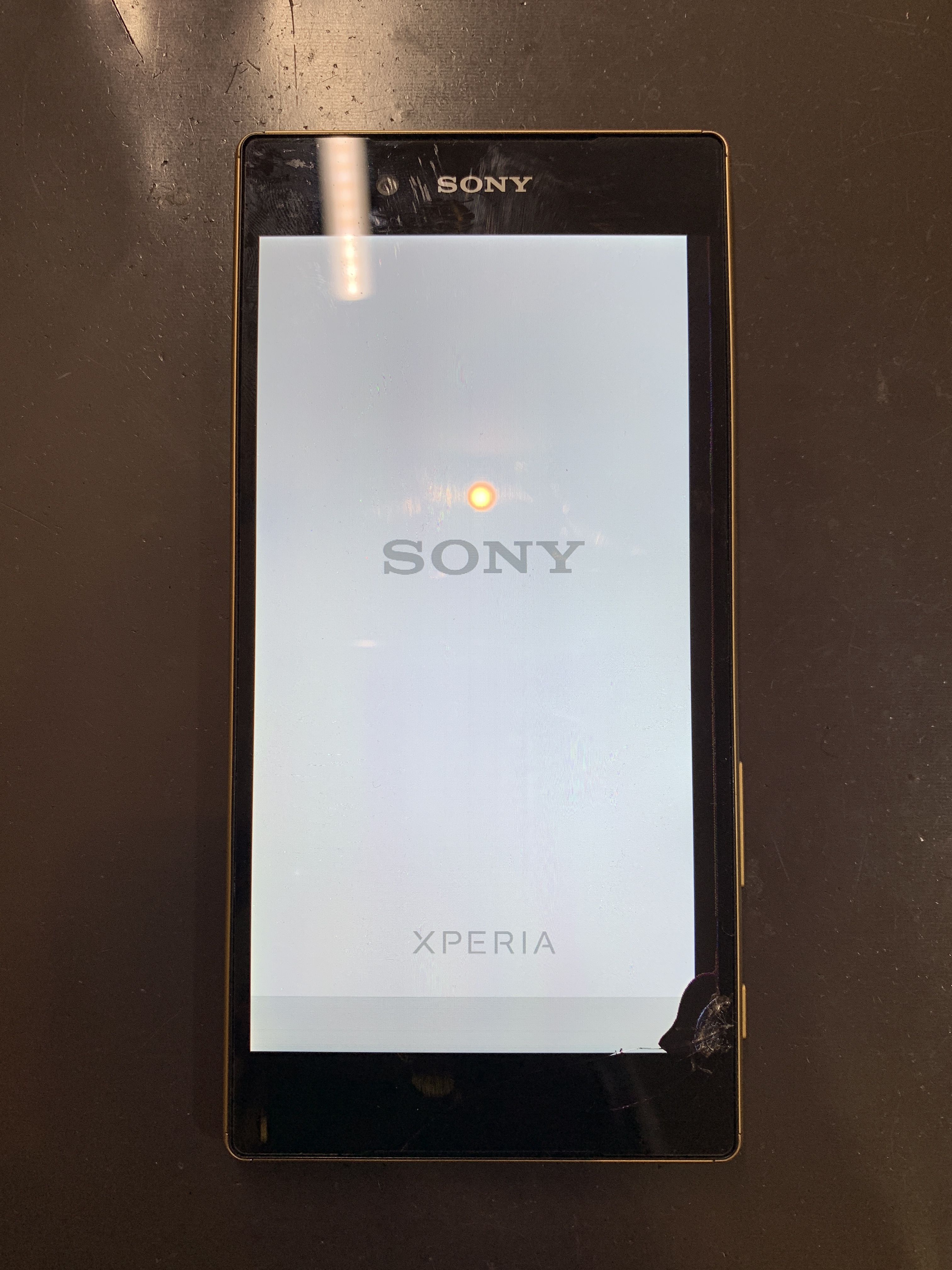 液晶割れで黒いしみができてしまったxperiaz5を即日修理しました Xperia Galaxy Zenfone Huawei Nexus修理のアンドロイドホスピタル