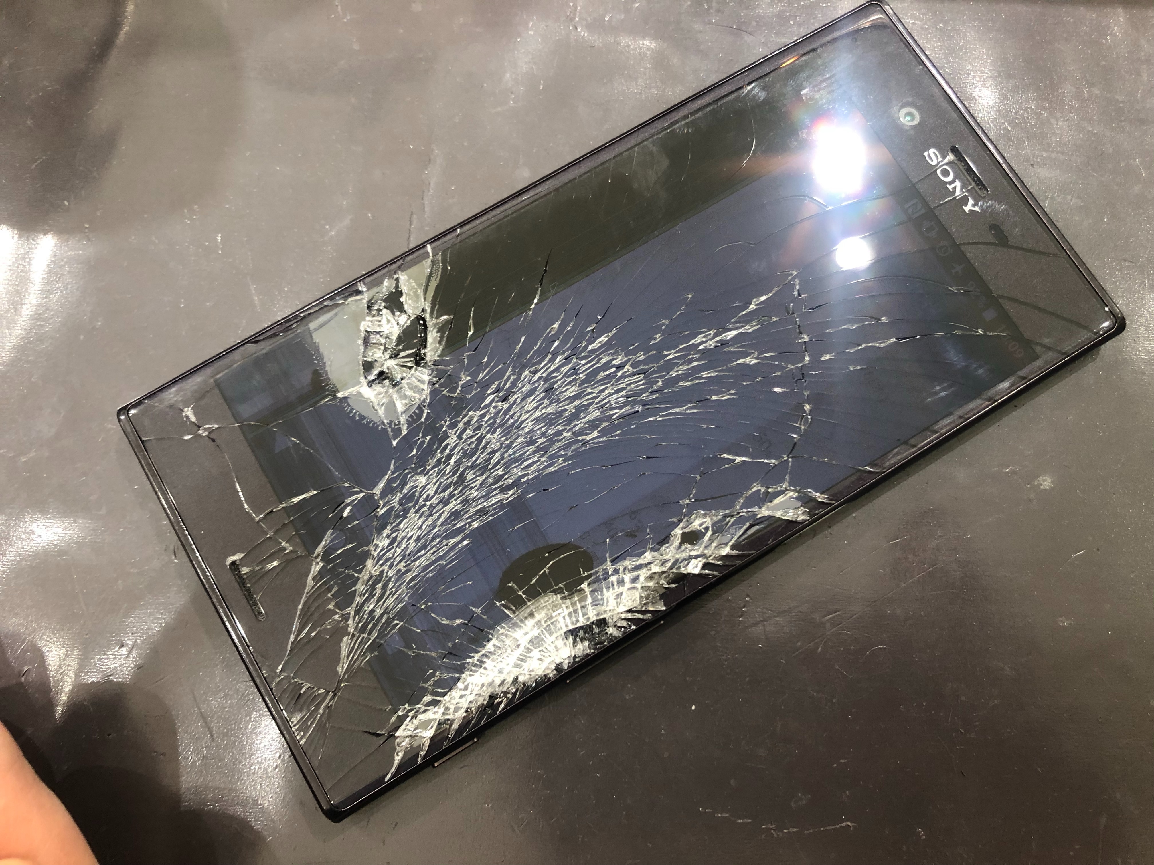 画面割れでガラスも液晶もボロボロのxperiaxzsを短時間で修理します Xperia Galaxy Zenfone Huawei Nexus修理のアンドロイドホスピタル