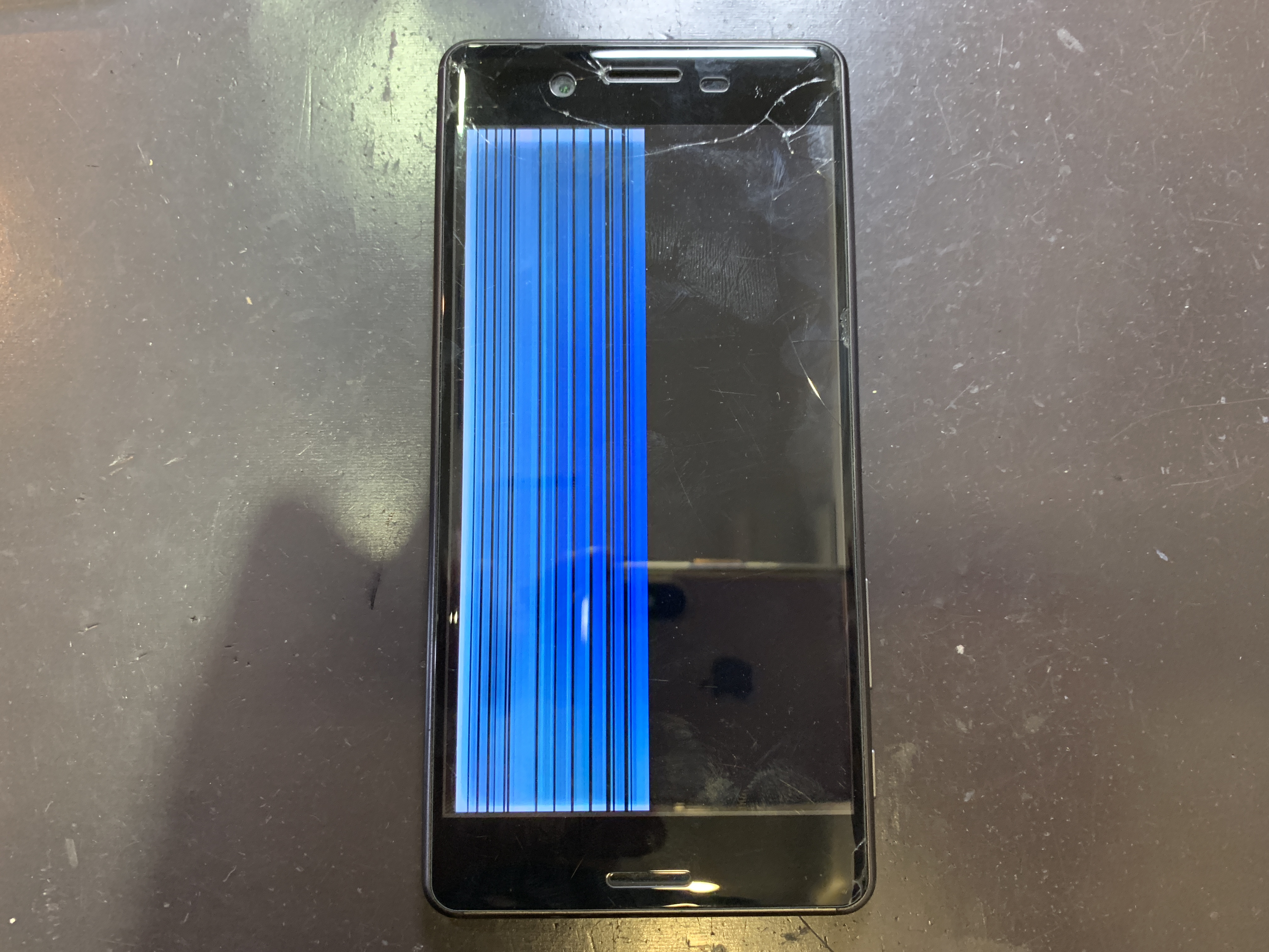 液晶が割れて画面が真っ黒 縦線だらけになったxperia X Performanceの修理 Xperia Galaxy Aquos Zenfone Huawei修理のアンドロイドホスピタル