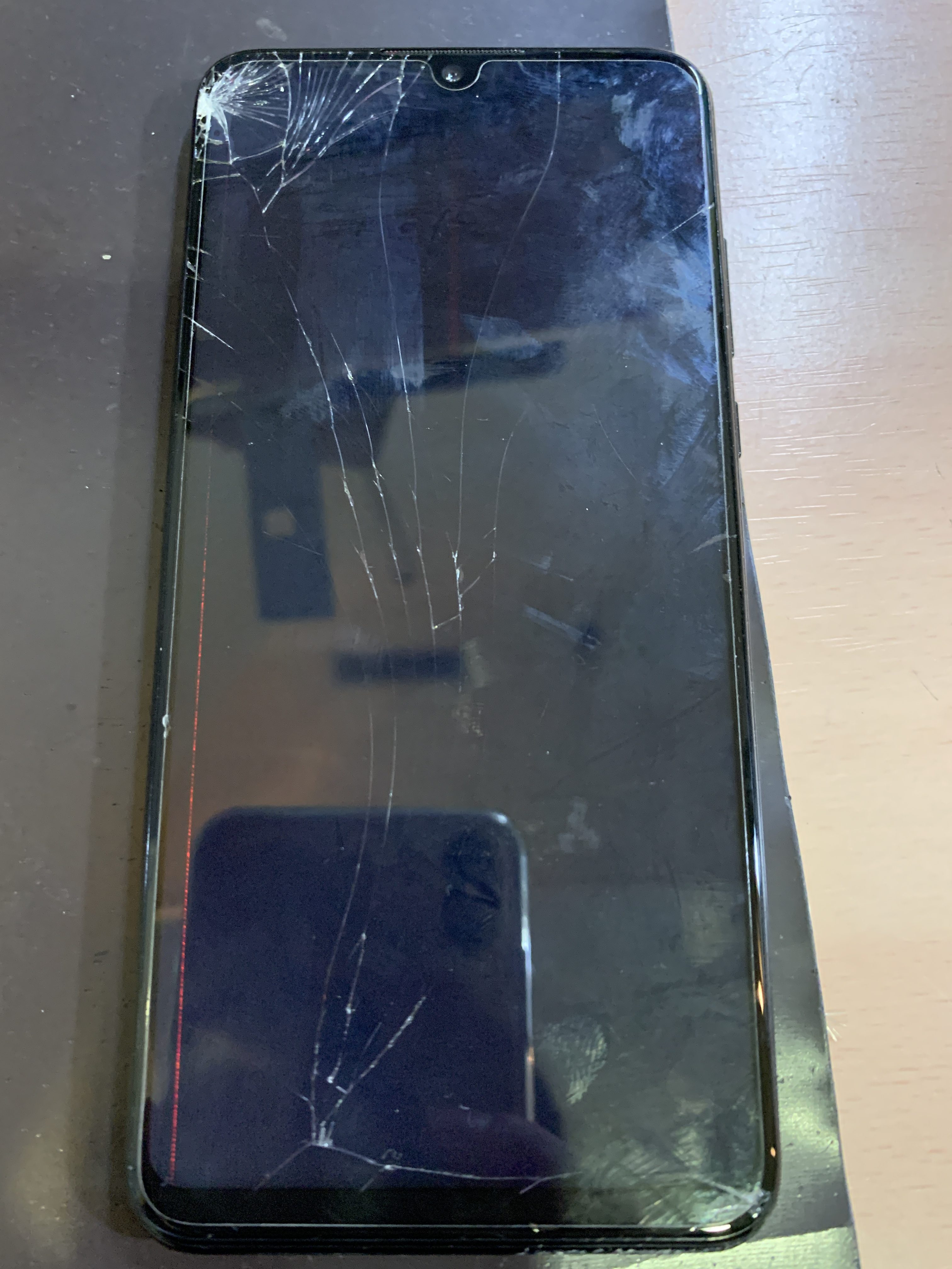 ガラスが割れて液晶に赤い線が入ってしまったhuaweip30liteの画面交換修理 Xperia Galaxy Aquos Zenfone Huawei修理のアンドロイドホスピタル