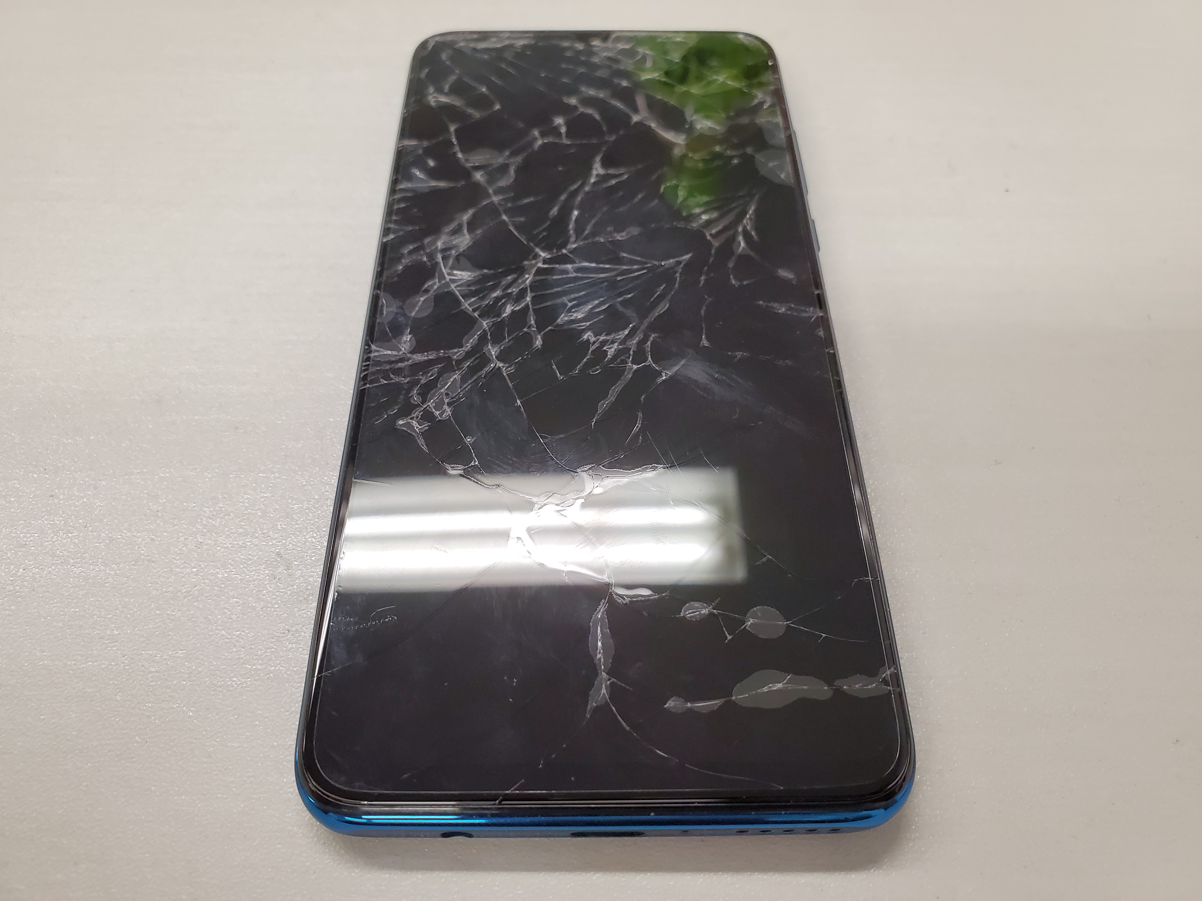画面が割れてしまいガラスが剥がれてしまうスマホの修理をしました Xperia Galaxy Aquos Zenfone Huawei修理のアンドロイドホスピタル