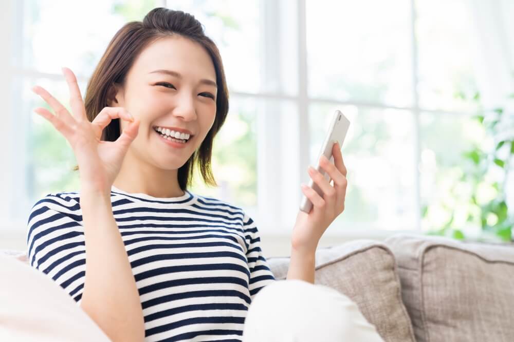 Young,Attractive,Asian,Woman,Using,A,Smart,Phone