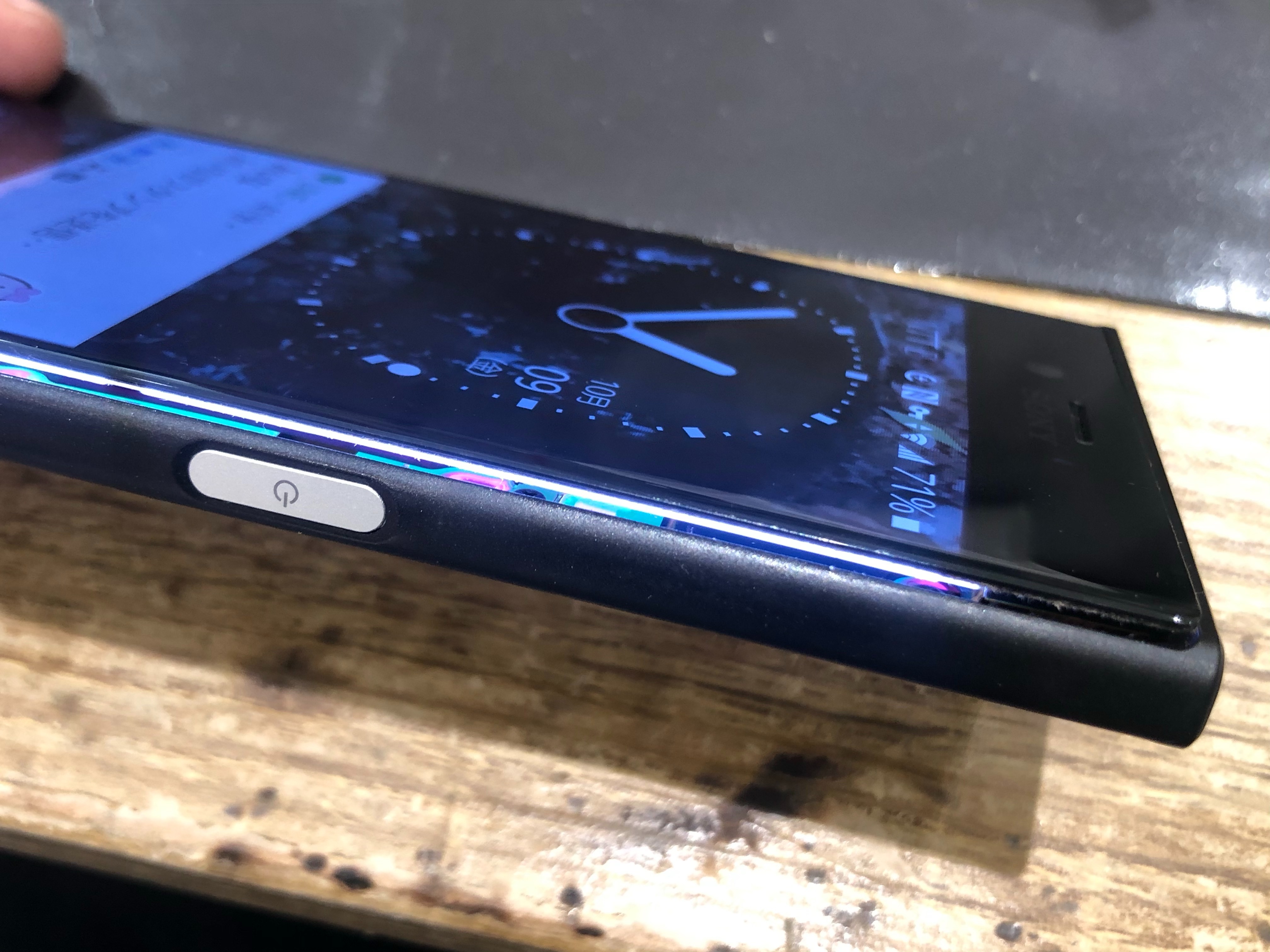 スマホ画面の横に隙間が出来ていて光が漏れいるとの事で修理のご依頼を頂きました Xperia Galaxy Zenfone Huawei Nexus修理のアンドロイドホスピタル