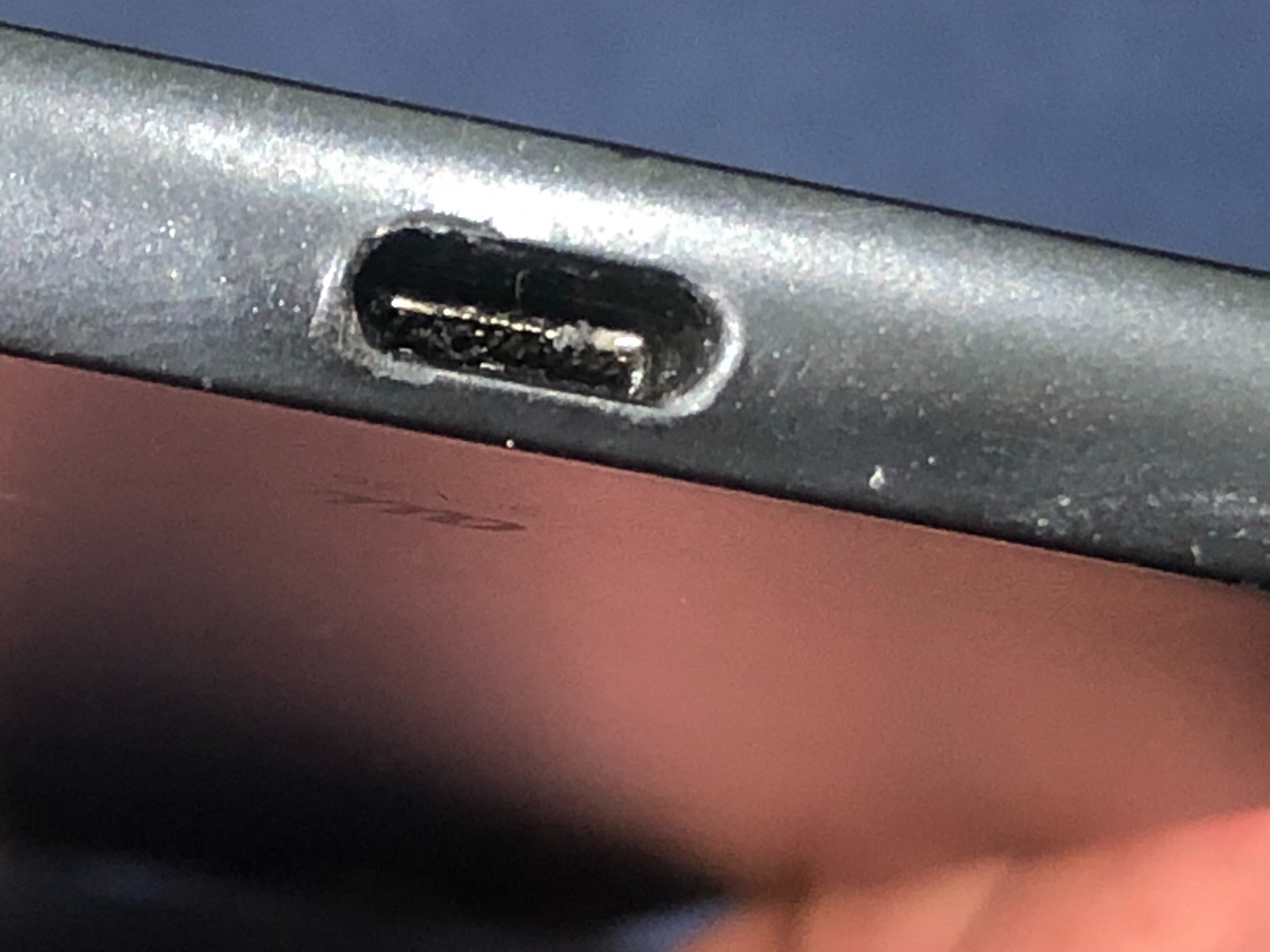充電コネクターがショートして端子が溶けてしまった 充電が出来なくなったので修理にご来店 Xperia Galaxy Zenfone Huawei Nexus修理のアンドロイドホスピタル