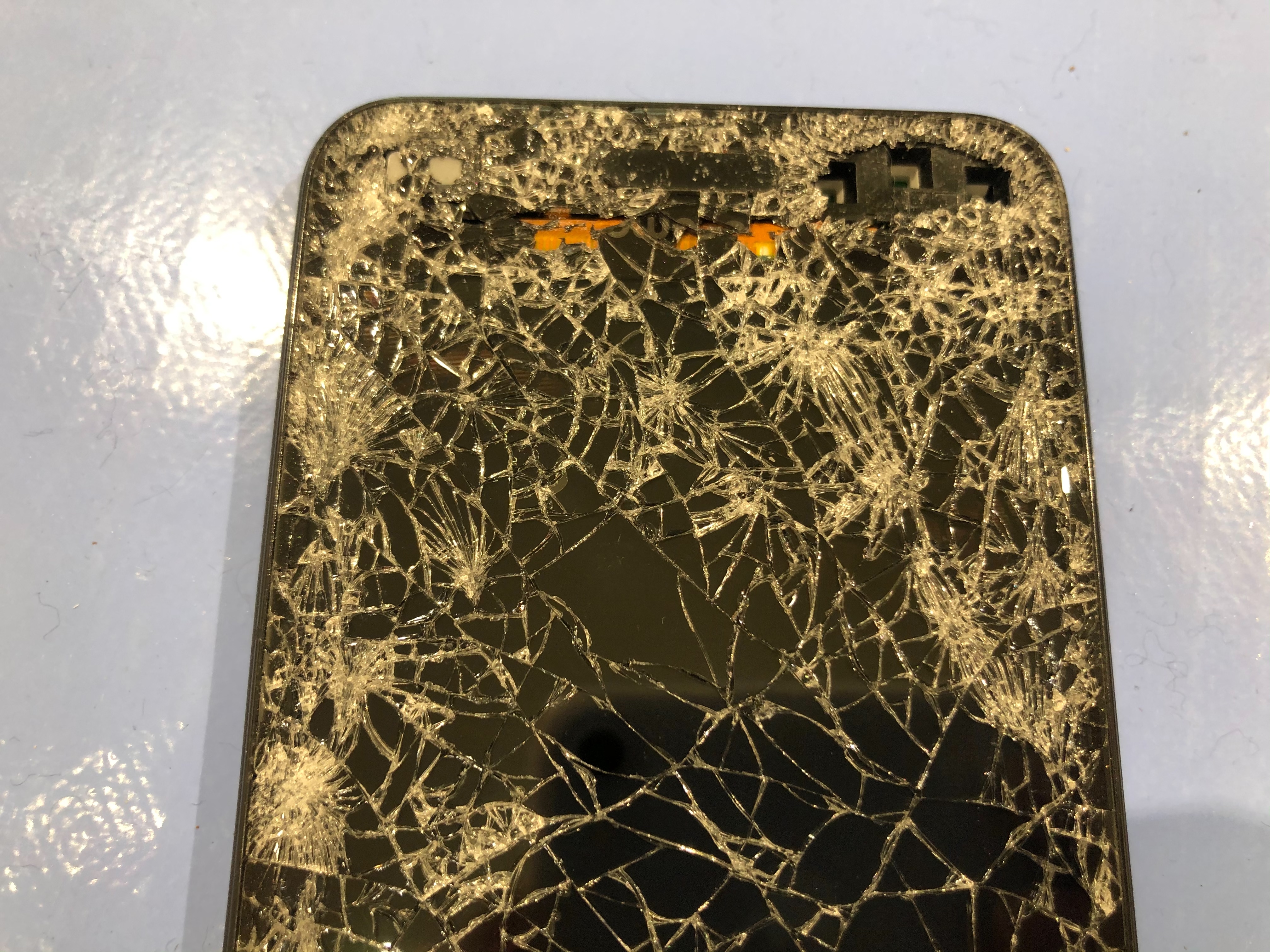 車に轢かれて画面が粉々になった Aquos Sence のデータを救出しました Xperia Galaxy Aquos Zenfone Huawei修理のアンドロイドホスピタル