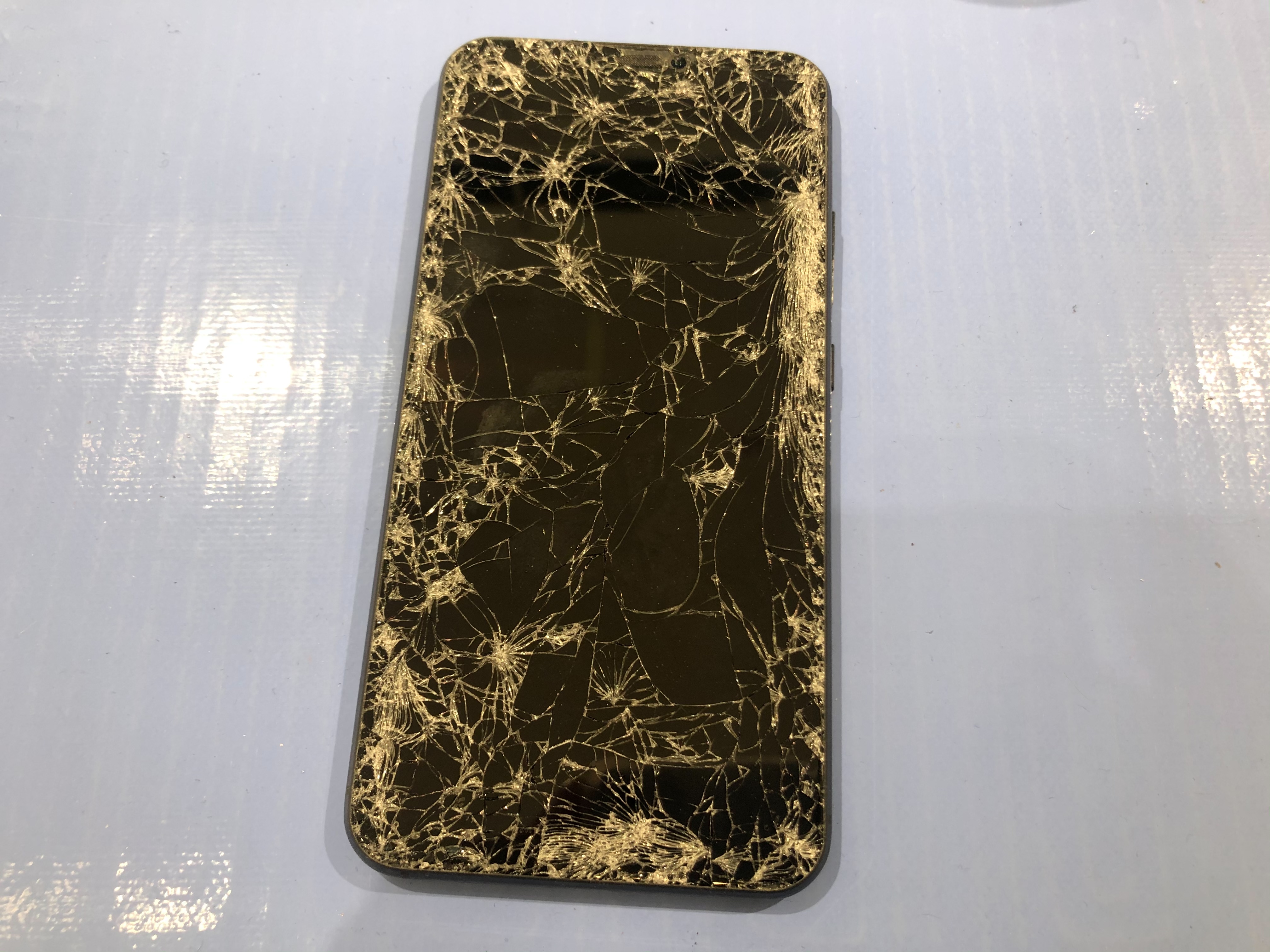 車に踏まれて画面が粉々に割れたzenfone5 X00qd の修理 Xperia Galaxy Aquos Zenfone Huawei修理のアンドロイドホスピタル