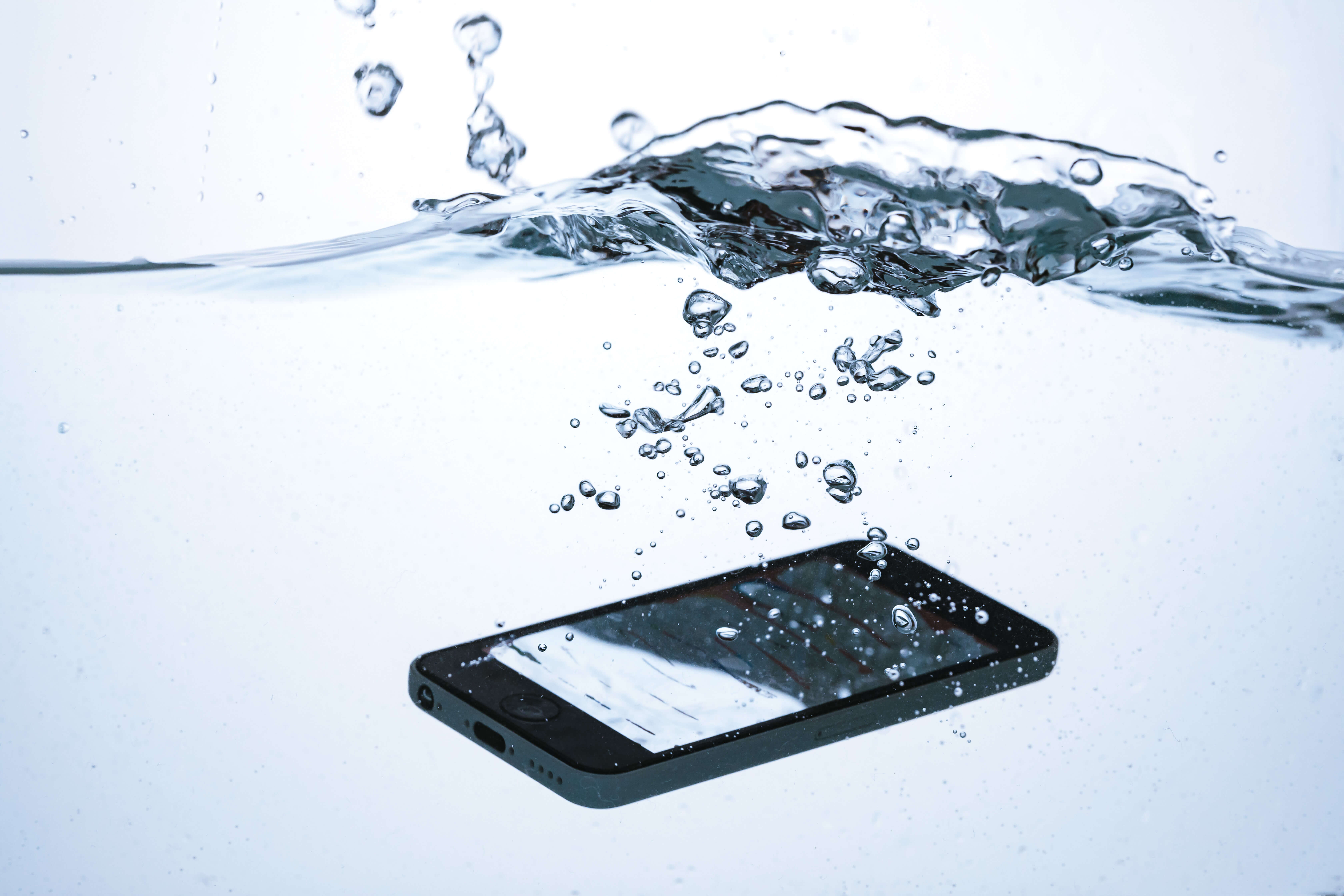 Androidの防水性に優れた大きな携帯 もう水没しない！防水スマホおすすめ人気ランキング10選【2025年