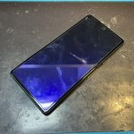 電源ボタンを押しても反応がなく、画面が真っ暗な状態のGoogle Pixel 7a。横浜関内店への持ち込み時の様子。