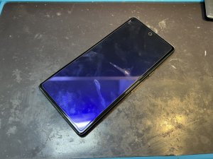 電源ボタンを押しても反応がなく、画面が真っ暗な状態のGoogle Pixel 7a。横浜関内店への持ち込み時の様子。