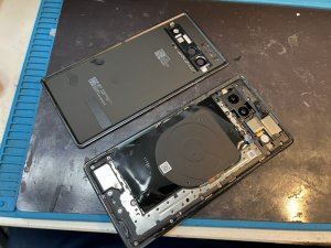 スマホスピタル横浜関内店でPixel 7aの背面パネルを開封し分解する様子