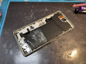 スマホスピタル横浜関内店でPixel 7の画面を剥がし電池交換する様子