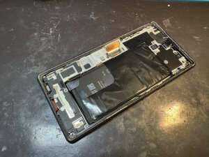 スマホスピタル横浜関内店でPixel 6の基板を洗浄し水没の腐食を除去する様子