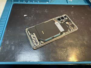 スマホスピタル横浜関内店にてGalaxy S20 5Gの背面パネルを開け電池交換する様子