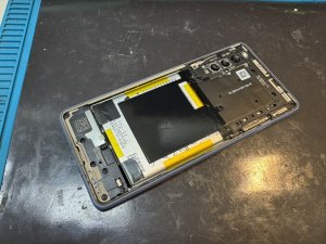 スマホスピタル横浜関内店にてXperia 10 IIIの背面を開封し画面交換を行う様子