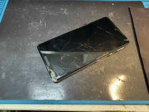 画面が激しく割れて表示が乱れたAQUOS sense5Gをスマホスピタル横浜関内店で受付