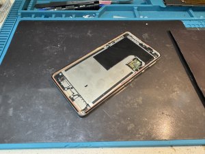 スマホスピタル横浜関内店にてAQUOS sense5Gの割れた画面を丁寧に取り外す様子