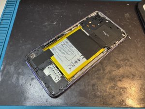スマホスピタル横浜関内店でLibero 5G Ⅲを分解し画面交換中