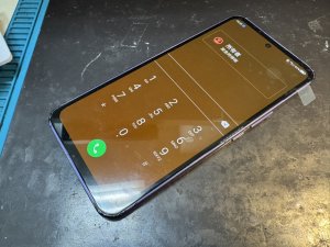 画面交換を終えピカピカに直ったLibero 5G Ⅲのディスプレイ