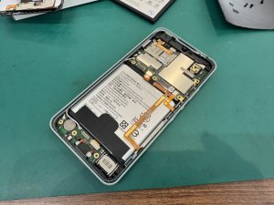 スマホスピタル横浜関内店でAQUOS wishを分解し電池交換している様子