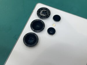 GalaxyS25Ultraのアウトカメラレンズが落下の衝撃で放射状に激しく割れている状態