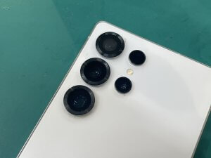 新しいカメラレンズに交換され、ひび割れがなくなりクリアな状態に戻ったGalaxyS25Ultraの背面
