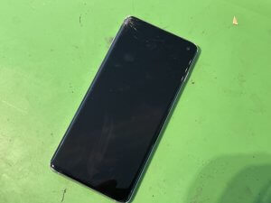 ガラスが激しく割れ、内部の有機EL破損により画面が真っ黒で何も映らなくなったGalaxyS10
