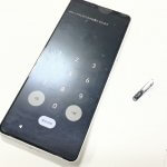 新しい電源ボタンパーツに交換され、正常に電源が入り指紋認証も良好に動作しているXperia10Ⅲの本体