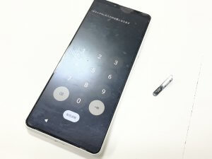 新しい電源ボタンパーツに交換され、正常に電源が入り指紋認証も良好に動作しているXperia10Ⅲの本体