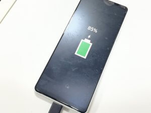電源ボタンが陥没して押せなくなり、充電器を挿すと残量は溜まるが起動ができない状態のXperia10Ⅲ