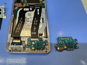 GalaxyS22取り外した古いドックコネクター基板と新品パーツ