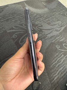 Galaxy S22 側面写真（浮き上がり）