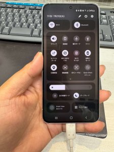 GalaxyS22修理完了後、ケーブルを挿して正常に充電されている画面