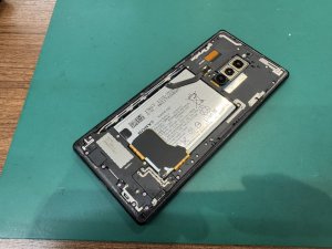 スマホスピタル関内店でXperia 1を分解し内蔵電池を交換中