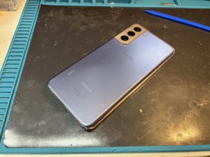 バッテリーが膨張して背面パネルが浮き上がったGalaxy S21の受付時