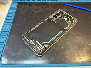 スマホスピタル横浜関内店でGalaxy S21を安全に分解している様子
