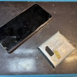 新品バッテリーに交換され背面が綺麗に閉じたGalaxy S21
