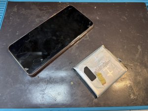 新品バッテリーに交換され背面が綺麗に閉じたGalaxy S21