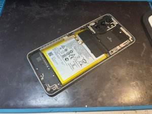 スマホスピタル横浜関内店でg52j 5Gを丁寧に分解している様子