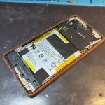 Xperia Ace IIIの電源ボタン周辺を分解して点検している様子