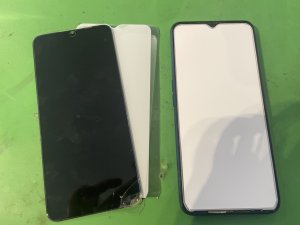 落とした衝撃によってガラスが割れ、フロントパネルが本体フレームから完全に浮き上がって剥がれてしまったOPPOA5 2020