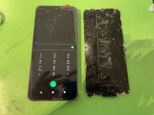 ディスプレイ交換が完了し、ひび割れも消えて鮮明な画面表示が元通りに復活したAQUOSwish4の前面