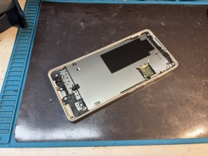 AQUOS sense6のバッテリー交換のため本体を分解している様子