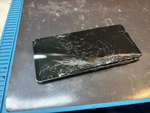 AQUOS sense6の画面が割れてしまった修理前の状態