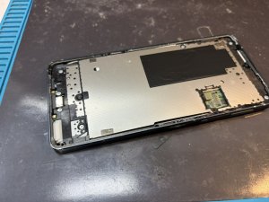 AQUOS sense6を分解して液晶パネルを交換している様子