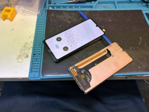 AQUOS sense6の画面交換修理が完了した状態